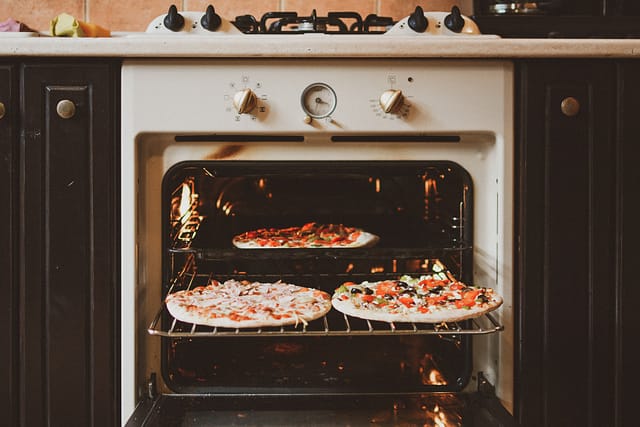 Horno de Cocina con Pizzas